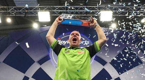 Michael van Gerwen mit dem Pokal des Siegers