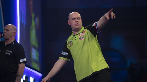 Michael van Gerwen zeigt in das Viertelfinale der WM