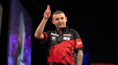Nathan Aspinall zeigt drei Finger