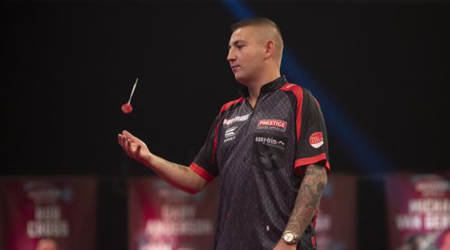 Nathan Aspinall wirft einen Dart senkrecht in die Luft