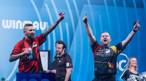 Nathan Aspinall singt gemeinsam mit Dimitri Van den Bergh
