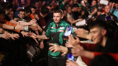 Nathan Aspinall mit grünen Dartshirt