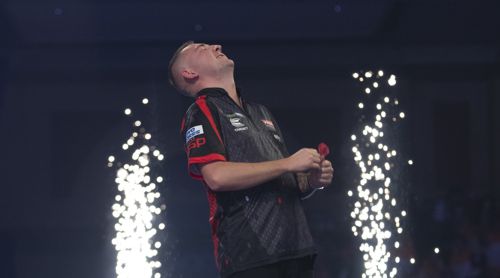 Nathan Aspinall wurde nach seinem Sieg ein Feuerwerk zuteil