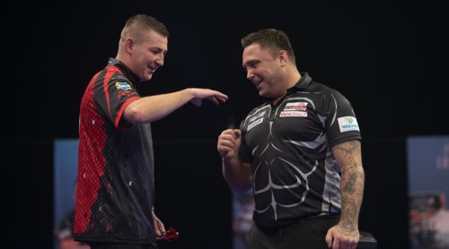 Nathan Aspinall und Gerwyn Price freundschaftlich