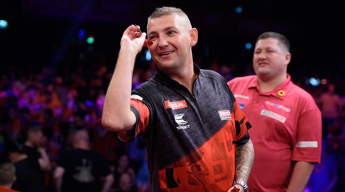 Und der Winner in diesem Match heit Nathan Aspinall