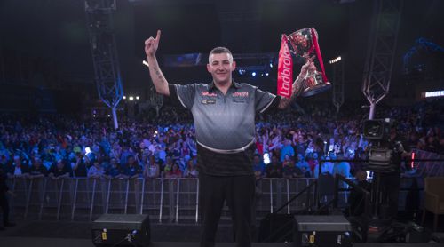 Nathan Aspinall gewinnt mit den UK Open sein erstes Major Darts-Turnier