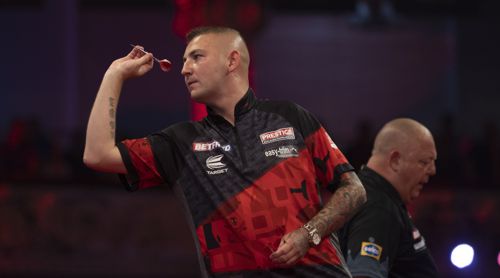 Nathan Aspinall locker gegen Mervyn King