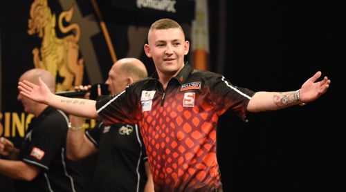 Nathan Aspinall sorgte am ersten Spieltag der European Darts Trophy in Göttingen für die größte Überraschung, als er James Wade deklassierte