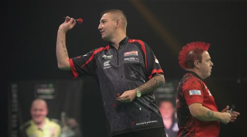 Nathan Aspinall muss gegen Peter Wright seine Niederlage eingestehen