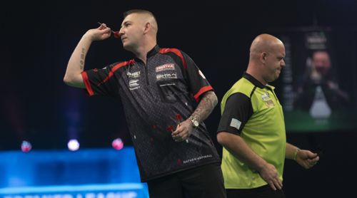 Nathan Aspinall luchst Michael van Gerwen die Tabellenspitze ab