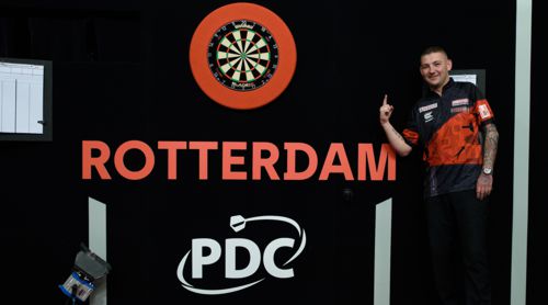 Nathan Aspinall feiert in Rotterdam seinen Premierensieg
