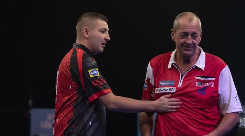 Nathan Aspinall deklassierte BDO-Weltmeister Wayne Warren