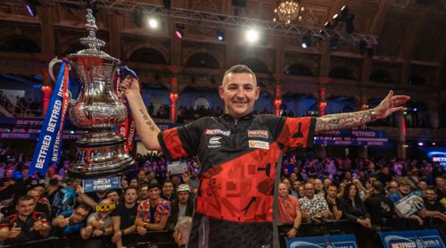 Nathan Aspinall mit dem Siegerpokal des World Matchplay