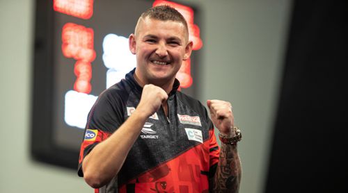 Nathan Aspinall zeigt seine Zähne