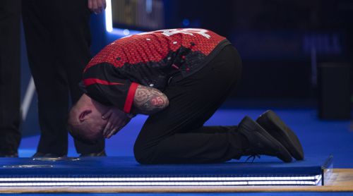 Nathan Aspinall am Boden vor Freude
