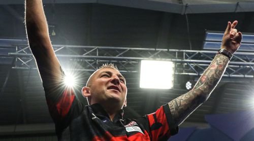 Nathan Aspinall feiert den Einzug in das Vieertelfinale des World Grand Prix