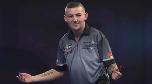 Michael Smith besiegte Nathan Aspinall