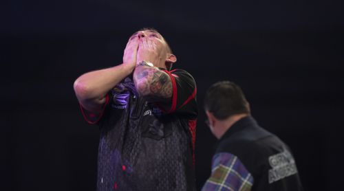 Nathan Aspinall ueberwaeltigt vor Freude