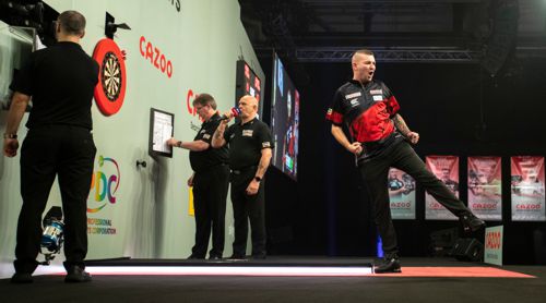 Nathan Aspinall in Schräglage