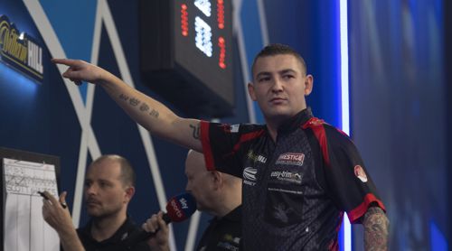 Nathan Aspinall dreht einen 0:2 Rückstand zum Sieg