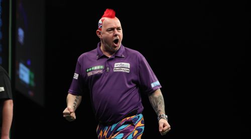 Peter Wright mit Gemälde zu Ehren Eric Bristows