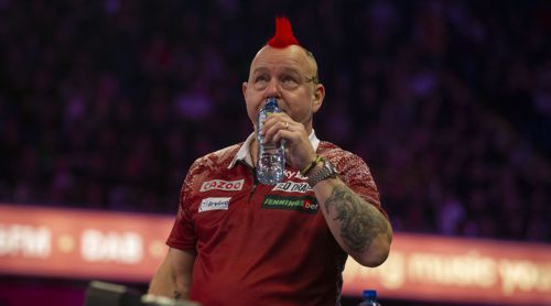 Peter Wright sieht man die Rückenschmerzen an