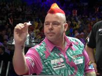 Peter Wright mit passender Frisur zur Kleidung