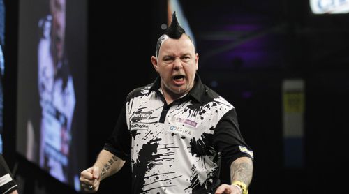 Peter Wright präsentierte sich am ersten Spieltag der Premier League ganz in schwarz und weiß