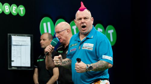 DPeter Wright mit einem Darts-Schiedsrichter sowie Schreiber