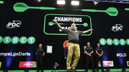 Peter Wright zeigt bei der Champions League Darts in Cardiff seinen Tanz