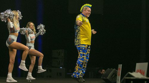 Peter Wright und die PDC Tänzerinnen