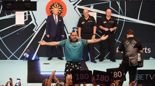 Peter Wright heizt die Dartfans an