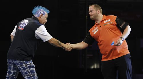Peter Wright begrüßt Dirk van Duijvenbode