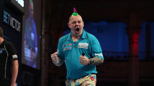 Peter Wright trug diesmal Hose und Kopfschmuck mit Donuts