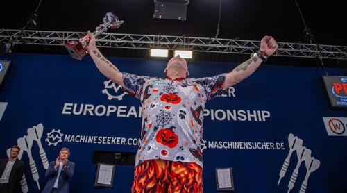 Peter Wright mit dem Pokal des Europameisters