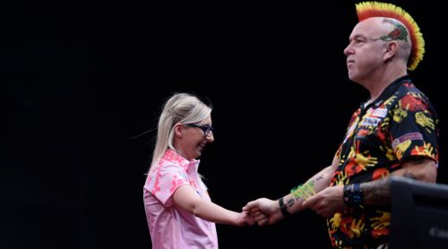 Peter Wright und Fallon Sherrock ohne Augenkontakt