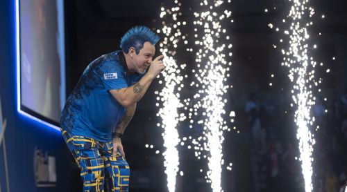 Peter Wright zeigt an, wie weit der Dart vom 9er entfernt landete
