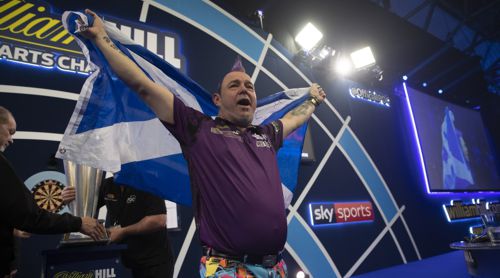 Peter Wright tanzt mit der schottischen Nationalflagge an der Sid Waddell Trophy vorbei