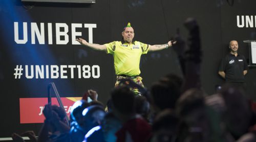 Peter Wright hüpft vor den Fans auf und ab