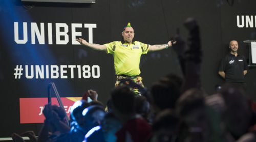 Peter Wright hpft vor den Fans auf und ab