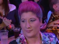 Peter Wright's Frau fiebert live im Alexandra Palace mit und gestaltet im Vorfeld das Outfit