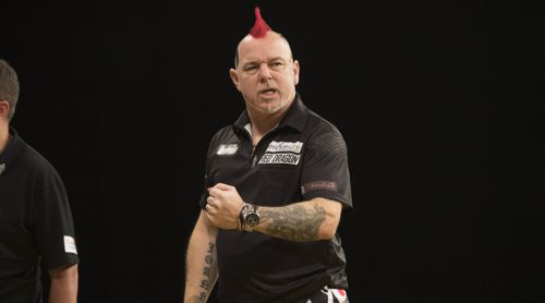 Peter Wright mit Frauengesicht auf der Hose