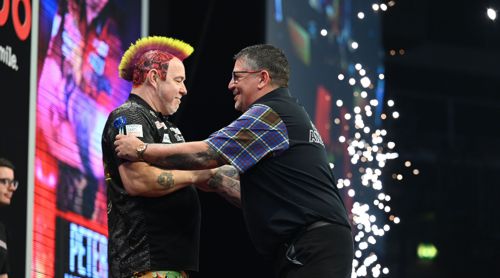 Peter Wright und Gary Anderson begrüßen sich freundschaftlich