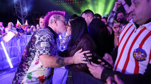 Peter Wright küsst seine Frau