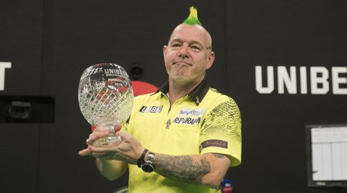 Peter Wright mit dem Pokal des Grand Prix Zweiten