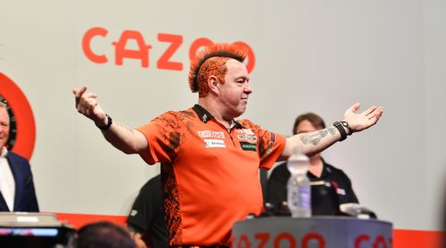 Peter Wright im orangenen Halloween-Kostüm