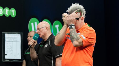 Peter Wright schlägt nach seiner Niederlage die Hände vor die Augen