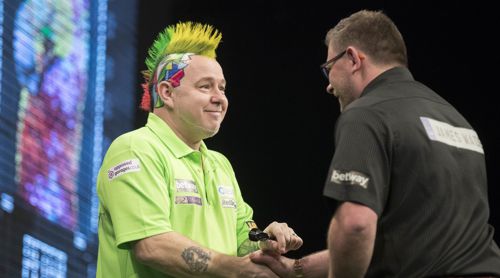 Peter Wright begrüßt James Wade lächelnd