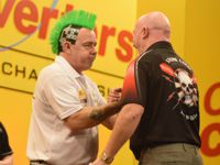 Jason Wilson schafft ein 3:3 Unentschieden gegen Peter Wright, muss sich am Ende jedoch klar geschlagen geben