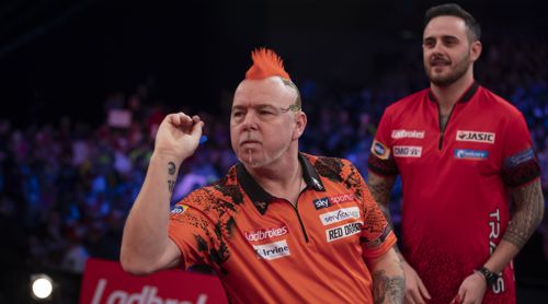 Joe Cullen sieht Peter Wright freudig zu